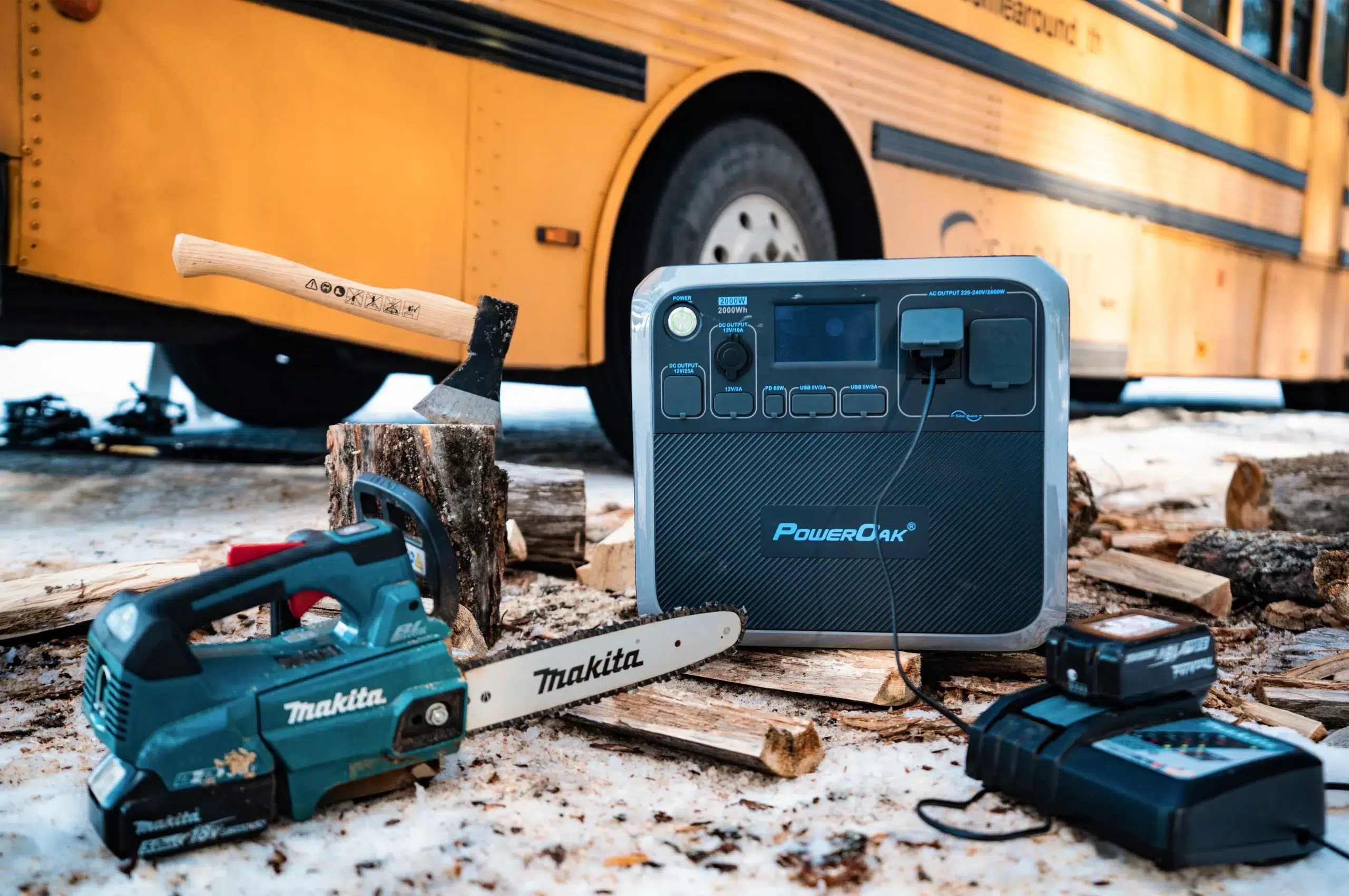 Bluetti pārnēsājamā elektrostacija lādē darba rīku akumalatorus
